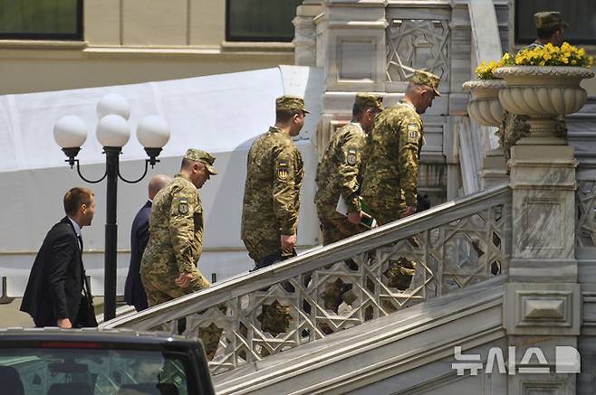 [이스탄불=AP/뉴시스] 2일(현지 시간) 튀르키예 이스탄불에서 열린 러시아-우크라이나 2차 평화협상을 위해 우크라이나 대표단이 츠라안궁에 도착하고 있다. 2025.06.02.
