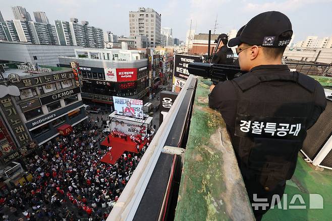 [광명=뉴시스] 고승민 기자 = 김문수 국민의힘 대선 후보가 22일 경기 광명시 철산로데오거리에서 유세를 하고 있다. 인근 건물 옥상에서 경찰특공대원들이 경호근무를 하고 있다. 2025.05.22. kkssmm99@newsis.com
