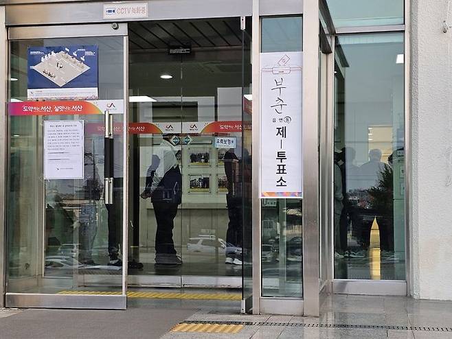 [서산=뉴시스] 김덕진 기자=3일 오전 5시 55분께 충남 서산시 부춘동 제1투표소를 찾은 시민들이 투표를 위해 투표장 문이 열리길 기다리고 있다. 2025.06.03. spark@newsis.com   *재판매 및 DB 금지