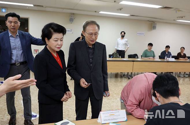 [서울=뉴시스] 김선웅 기자 = 이명박 전 대통령과 부인 김윤옥 여사가 제21대 대통령 선거일인 3일 서울 강남구 논현1동제3투표소에서 투표를 하기 위해 줄을 서고 있다. 2025.06.03. mangusta@newsis.com