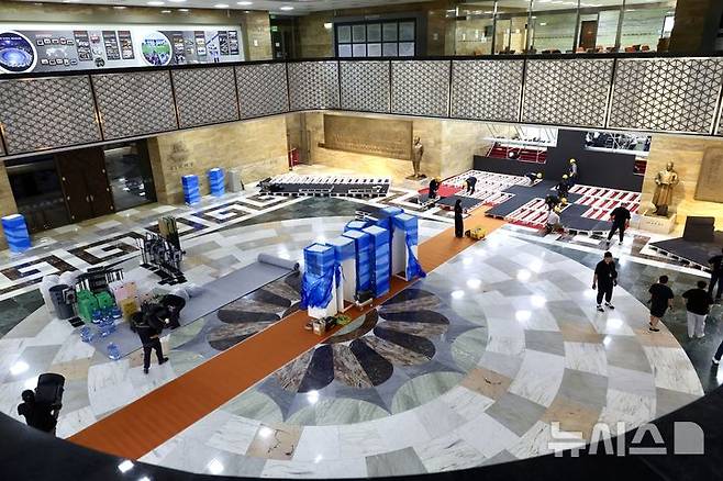 [서울=뉴시스] 조성봉 기자 = 제21대 대통령 취임식을 하루 앞둔 3일 오전 서울 여의도 국회 로텐더홀에서 취임식준비 관계자들이 연단을 만들기 위해 분주하게 움직이고 있다. 2025.06.03. suncho21@newsis.com