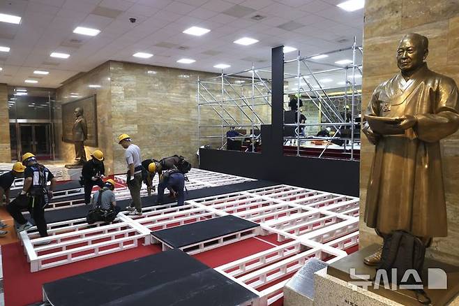 [서울=뉴시스] 조성봉 기자 = 제21대 대통령 취임식을 하루 앞둔 3일 오전 서울 여의도 국회 로텐더홀에서 취임식준비 관계자들이 연단을 만들기 위해 분주하게 움직이고 있다. 2025.06.03. suncho21@newsis.com