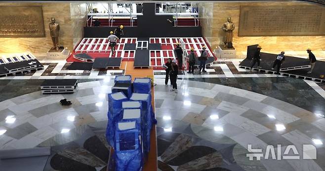 [서울=뉴시스] 조성봉 기자 = 제21대 대통령 취임식을 하루 앞둔 3일 오전 서울 여의도 국회 로텐더홀에서 취임식준비 관계자들이 연단을 만들기 위해 분주하게 움직이고 있다. 2025.06.03. suncho21@newsis.com