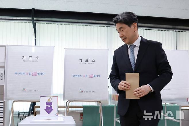 [서울=뉴시스] 고범준 기자 = 이주호 대통령 권한대행 부총리 겸 교육부 장관이 29일 서울 종로구 삼청동주민센터에 마련된 사전투표소에서 21대 대통령선거 사전투표를 하고 있다. (대통령실통신사진기자단) 2025.05.29. bjko@newsis.com