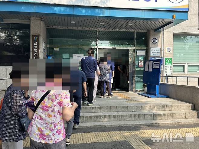 [대전=뉴시스] 김도현 기자 =  제21대 대통령 선거가 치러지는 3일 오전 대전 중구 산성동 행정복지센터 1층에 마련된 투표소에서 투표를 하기 위해 유권자들이 줄을 서 차례를 기다리고 있다. 2025.06.03. kdh1917@newsis.com