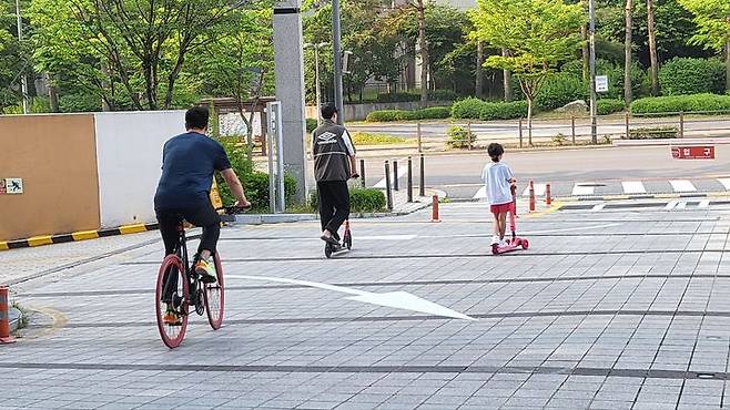 [세종=뉴시스] 송승화 기자 =  3일 세종시 종촌동 제5 투표소에서 투표를 마치고 아빠와 딸이 집으로 가고 있다. 2025.06.03. ssong1007@newsis.com *재판매 및 DB 금지