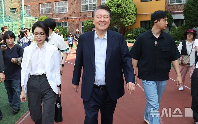 [서울=뉴시스] 박주성 기자 = 윤석열 전 대통령 내외가 제21대 대통령선거일인 3일 오전 서울 서초구 원명초등학교에 마련된 서초4동 제3투표소에서 투표를 마친 후 투표소를 나서고 있다. (공동취재) 2025.06.03. photo@newsis.com