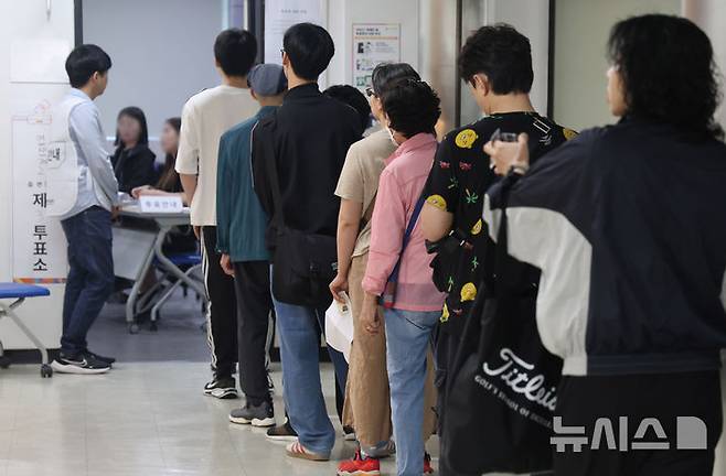 [부산=뉴시스] 하경민 기자 = 제21대 대통령 선거일인 3일 부산 연제구청에 마련된 연산제2동 제3투표소에서 유권자들이 소중한 한 표를 행사하기 위해 줄을 서고 있다. 2025.06.03. yulnetphoto@newsis.com