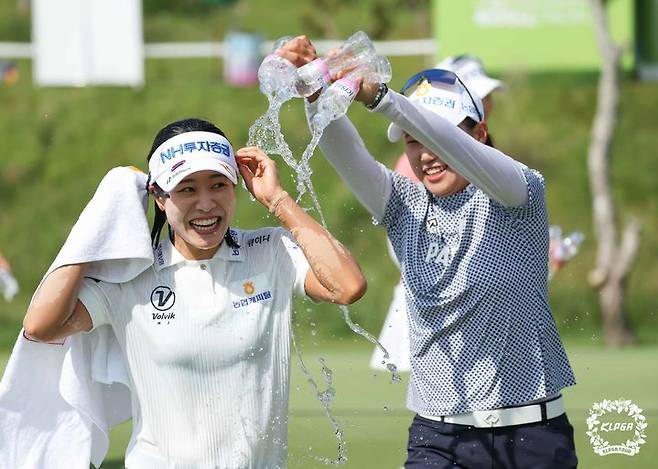 [서울=뉴시스] 전신 기자 = 박민지가 9일 강원 양양군 설해원에서 열린 '2024 셀트리온 퀸즈 마스터즈' 최종라운드에서 우승을 확정 지은 뒤 동료 선수들의 축하를 받으며 기뻐하고 있다. (사진=KLPGT 제공) 2024.06.09. photo@newsis.com *재판매 및 DB 금지