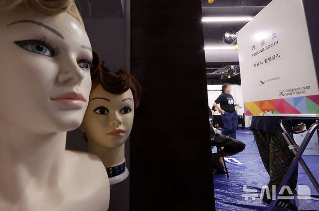 [서울=뉴시스] 홍효식 기자 = 제21대 대통령 선거일인 3일 서울 동대문구 정화고등학교 별관 헤어미용실습실에 마련된 제기동 제1투표소에서 유권자들이 투표를 하고 있다. 2025.06.03. yesphoto@newsis.com