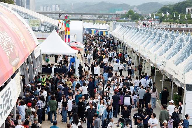 [강릉=뉴시스] 강릉단오제가 열린 강릉남대천 해사장에 인파로 북적이고 있다.(사진=강릉단오제위원회 제공)photo@newsis.com *재판매 및 DB 금지