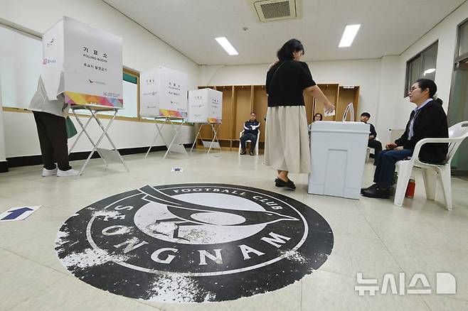 [성남=뉴시스] 김종택 기자 = 제21대 대통령선거일인 3일 경기 성남시 중원구 성남종합운동장 선수대기실에 마련된 성남동 제1투표소에서 유권자들이 투표하고 있다. 2025.06.03. jtk@newsis.com