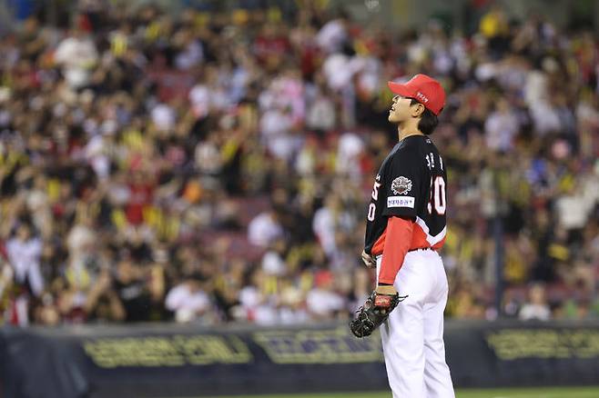 [서울=뉴시스] 프로야구 KIA 타이거즈의 홍원빈이 3일 서울 잠실구장에서 열린 2025 신한 쏠뱅크 KBO리그 두산 베어스와의 경기에 등판해 공을 던지고 있다. (사진=KIA 타이거즈 제공) 2025.06.03. *재판매 및 DB 금지