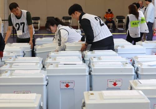 개표소 도착한 투표함 [연합뉴스]