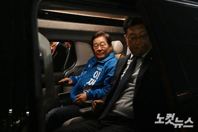 이재명 더불어민주당 대통령 선거 후보가 2일 서울 영등포구 여의도공원에서 열린 피날레 유세를 마치고 차량에 탑승해 이동하고 있다. 류영주 기자