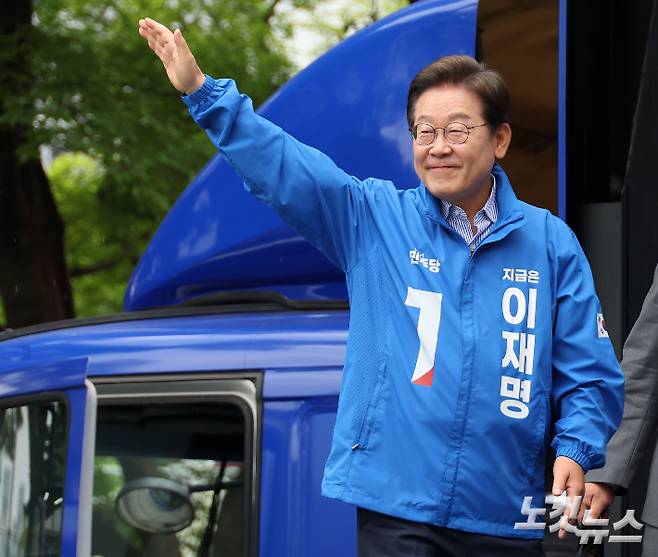 이재명 더불어민주당 대선 후보가 2일 경기도 하남시 신세계백화점 앞에서 선거 유세를 하고 있다. 하남=류영주 기자
