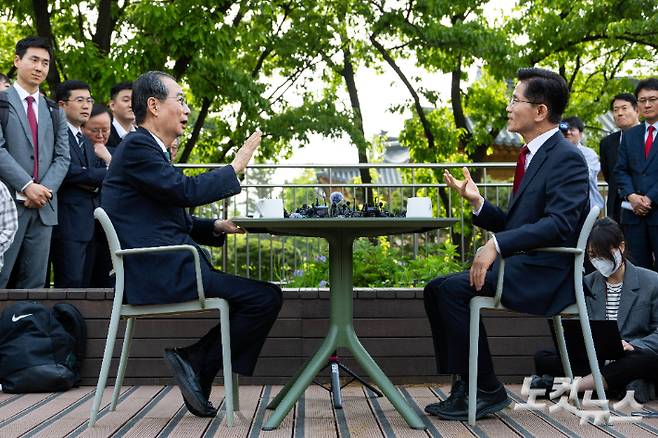 지난달 8일 오후 국민의힘 김문수 대선 후보와 한덕수 예비후보가 국회 사랑재 카페에서 공개회동을 하던 모습. 황진환 기자