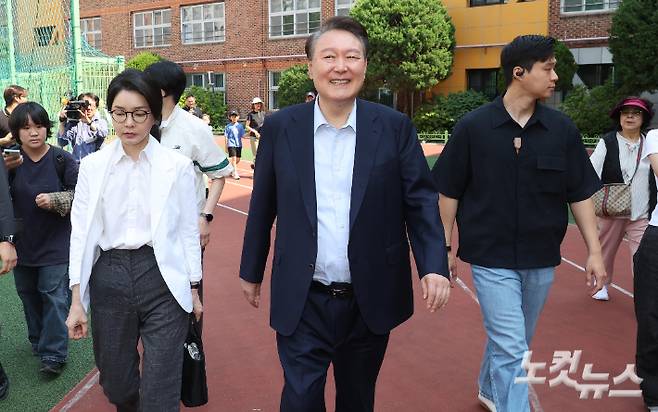 제 21대 대통령 선거일인 3일 오전 윤석열 전 대통령과 김건희 여사가 서울 서초구 원명초등학교에 마련된 서초4동 제3투표소에서 투표를 마치고 나가며 기자들의 질문에 웃으며 이동하고 있다. 박종민 기자