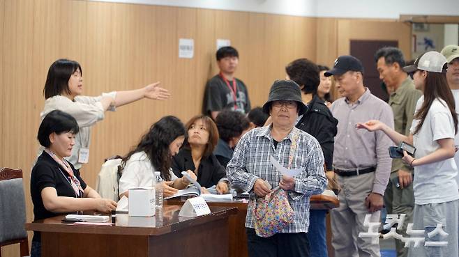 3일 제주도의회 의원회관에 마련된 투표소에 유권자들의 발길이 이어지고 있다. 고상현 기자