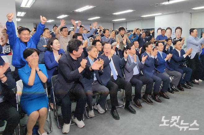 제21대 대선 투표 종료 직후인 3일 오후 8시 방송 3사(KBS·MBC·SBS) 출구조사 결과 더불어민주당 이재명 후보가 51.7%로 예측 1위로 나오자 더불어민주당 부산선거대책위원회 관계자들이 환호하고 있다. 정혜린 기자