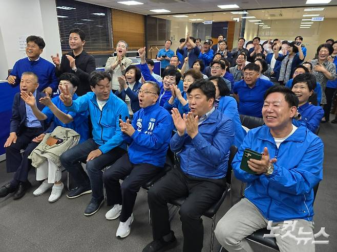출구조사 결과에 김문수 국회의원(앞줄 우측 세 번째)이 환호하고 있다. 고영호 기자