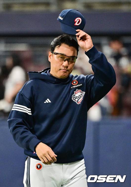 [OSEN=고척, 박준형 기자] 두산 베어스가 23일 서울 고척스카이돔에서 열린 2025 신한 SOL뱅크 KBO리그 키움 히어로즈와의 시즌 4차전에서 8-2로 승리했다.두산은 전날 패배 설욕과 함께 3연패에서 탈출하며 시즌 10승 14패를 기록했다. 반면 연승이 좌절된 키움은 9승 18패가 됐다.&nbsp;경기종료 후 두산 이승엽 감독이 팬들에게 인사를 하고 있다.  2025.04.23 /