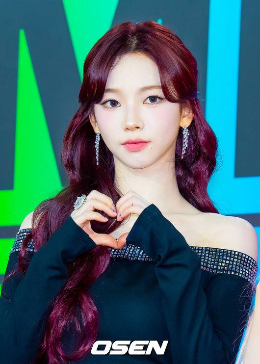 [OSEN=민경훈 기자] 30일 오후 인천 중구 운서동 인스파이어 아레나에서 ‘2024 멜론 뮤직어워드’(MMA) 레드카펫이 진행됐다.MMA는 멜론의 객관적 데이터와 이용자들의 투표 및 전문가 심사를 통해 아티스트의 1년간 성과를 널리 기리고 알리는 대한민국 최대 규모의 음악 시상식 및 페스티벌이다. 올해 슬로건은 뉴 스트림 오브 K팝(New Stream of K-POP)이다.에스파 카리나가 입장하며 포즈를 취하고 있다. 2024.11.30 / rumi@osen.co.kr