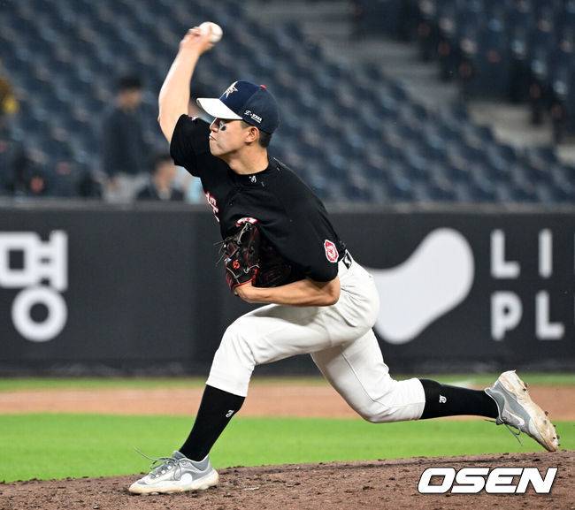 [OSEN=대전, 이대선 기자] 2일 오후 대전 한화생명볼파크에서 ‘제3회 한화이글스배 고교vs대학 올스타전’이 열렸다.올해로 3회째를 맞는 한화이글스배 고교vs대학 올스타전은 한화 구단과 KBSA가 공동으로 주최하는 이벤트 경기다.6회말 고교팀 문서준이 역투하고 있다. 2025.06.02 /sunday@osen.co.kr