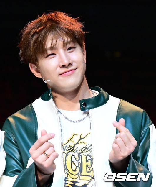 [OSEN=지형준 기자] 17일 오후 서울 강남구 신사동 광림아트센터에서 쇼뮤지컬 '드림하이' 프레스콜이 열렸다.'드림하이'는 2011년 KBS에서 방영된 동명의 인기 드라마를 원작으로 한 쇼뮤지컬로, 드라마 속 주인공들의 10년 후 이야기를 그린다. 과거부터 현재까지 대중의 귀에 익숙한 노래들을 뮤지컬 넘버로 새롭게 편곡해 선보인다. 특히 춤을 중점으로 인물들의 서사를 표현하는 만큼, 쇼적인 요소와 독창적인 퍼포먼스 연출이 돋보일 전망이다.아스트로 진진이 포토타임을 하고 있다. 2023.05.17 /jpnews@osen.co.kr