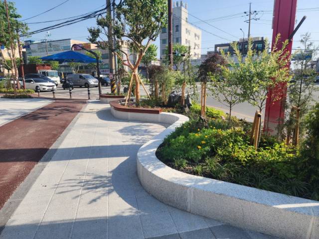 ▲포항 포스코대로가 보행자 중심거리로 탈바꿈하고 있다.ⓒ포항시 제공