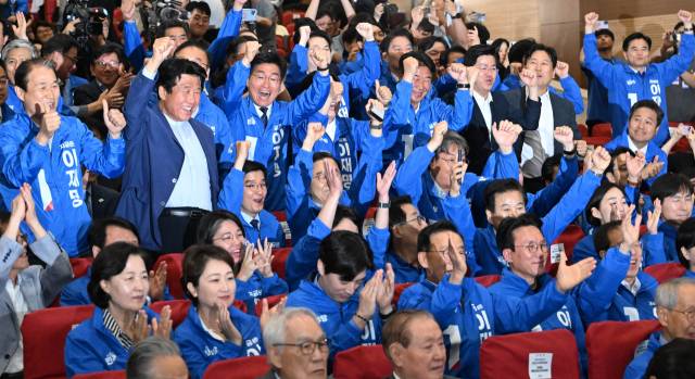 ▲더불어민주당 윤여준·박찬대 상임 총괄선대위원장을 비롯한 공동선대위원장들이 3일 서울 여의도 국회 의원회관에 마련된 제21대 대통령선거 개표상황실에서 출구조사 결과 발표가 나오자 기뻐하고 있다. ⓒ연합뉴스