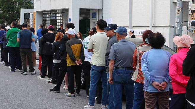 제21대 대통령선거일인 3일 새벽 인천 남동구 석천경로당에 마련된 간석4동 제2투표소에서 유권자들이 줄을 서 투표를 기다리고 있다.