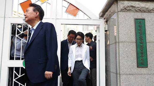 윤석열 전 대통령과 김건희 여사가 21대 대통령 선거일인 3일 원명초등학교에 마련된 서초4동 제3투표소에서 투표를 마친 뒤 차량으로 향하고 있다.