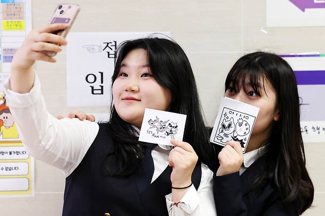 제21대 대통령 선거 사전투표 첫날인 지난달 29일 광주 서구 화정2동 사전투표소에서 지역 고등학교 3학년 학생들이 생애 첫 투표를 마친 뒤 기념 사진을 찍고 있다. 광주=연합뉴스