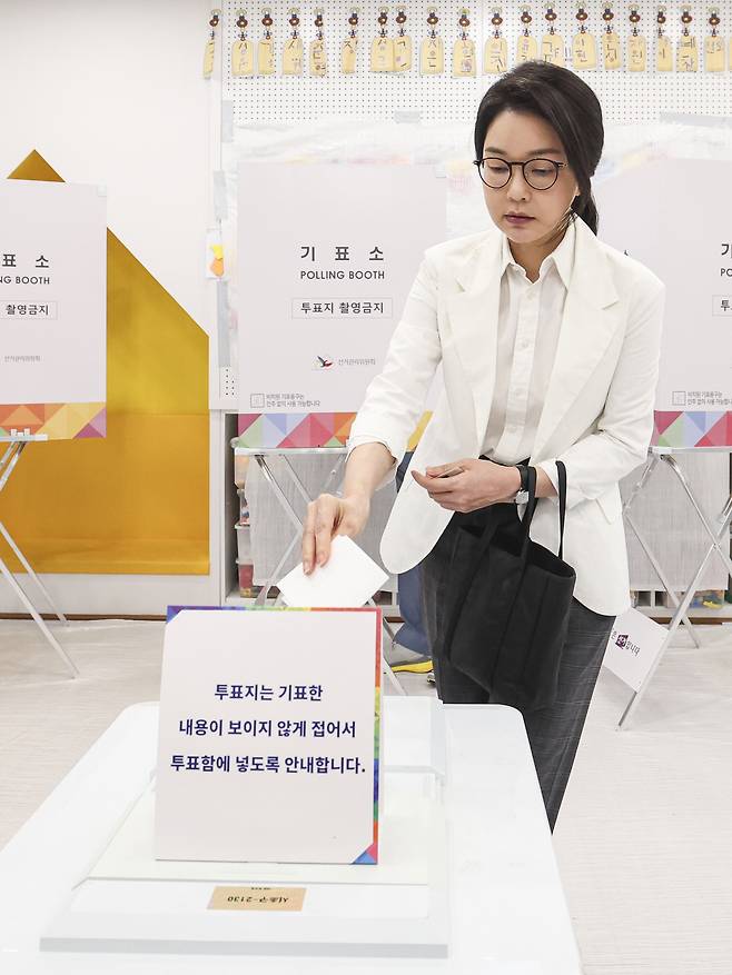 윤석열 전 대통령의 배우자인 김건희 여사가 제21대 대통령 선거일인 3일 서울 서초구 원명초등학교에 마련된 서초4동제3투표소에서 투표함에 투표 용지를 넣고 있다. 이제원 선임기자