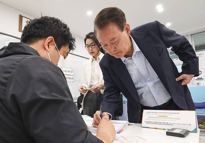 윤석열 전 대통령이 제21대 대통령 선거일인 3일 서울 서초구 원명초등학교에 마련된 서초4동제3투표소에서 투표하기에 앞서 본인 확인을 하고 있다. 이제원 선임기자