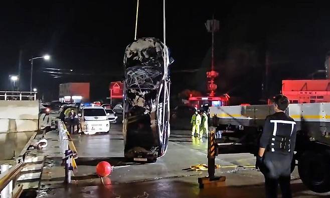 목포해경이 지난 2일 진도군 진도항에서 일가족 4명이 탑승했던 차량을 인양하고 있다. 목포해경 제공