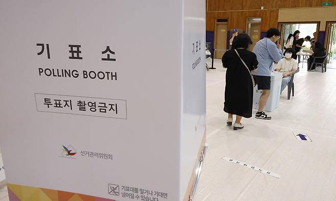 제21대 대통령선거일인 3일 대전 서구 월평초등학교에 마련된 월평1동 제1투표소에서 시민들이 투표용지를 투표함에 넣고 있다. 연합뉴스