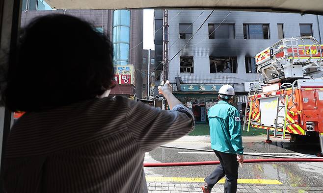 3일 서울 중구 신당동의 한 봉제공장이 위치한 건물이 불에 그을려있다. 연합뉴스
