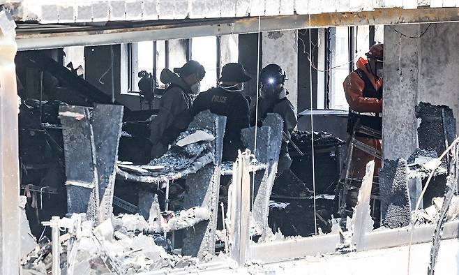 3일 화재가 발생한 서울 중구 신당동의 한 봉제공장에서 소방 및 경찰 관계자들이 현장감식을 하고 있다. 연합뉴스