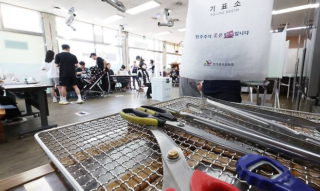 제21대 대통령선거 투표일인 3일 경기도 광명시 한 음식점에 마련된 소하2동 제4투표소에서 유권자들이 투표하고 있다. 연합뉴스