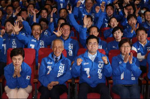 더불어민주당 윤여준, 박찬대 상임 총괄선대위원장을 비롯한 공동선대위원장들이 3일 서울 여의도 국회 의원회관에 마련된 제21대 대통령선거 개표 상황실에서 출구조사 결과 발표가 나오자 기뻐하고 있다. 국회사진기자단