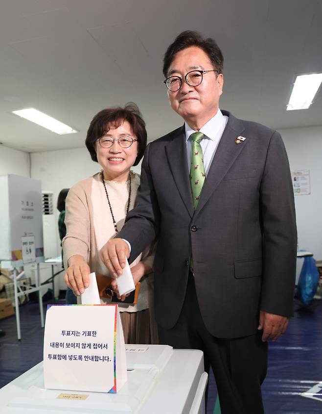 우원식 국회의장이 3일 서울 노원구 한청경로당에 마련된 제21대 대통령선거 투표소에서 투표를 하고 있다. 국회의장실 제공