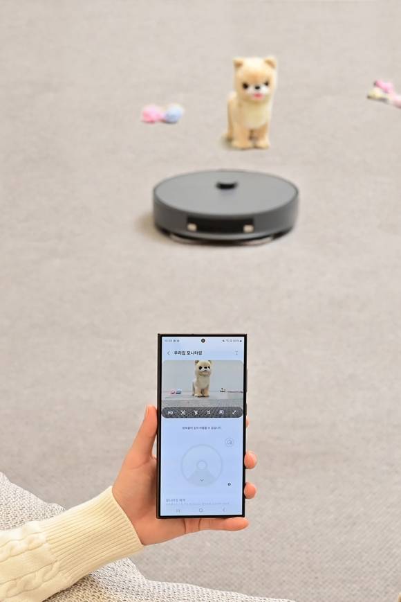 삼성전자 ‘스마트싱스’ 앱에 연결된 로봇청소기를 통해 밖에서도 집 안의 상태를 모니터링할 수 있다.  삼성전자 제공