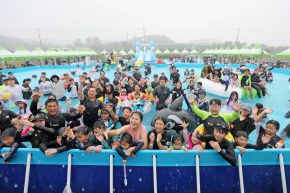 치즈테마파크에서 열린 아쿠아페스티벌에 전국에서 많은 피서객이 방문해 여름을 즐기고 있다. 임실군 제공