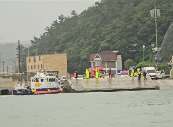 목포해양경찰이 지난 2일 전남 진도항 바다에 빠진 차량을 찾기 위해 수색작업을 펴고 있다. (목포해양경찰 제공)