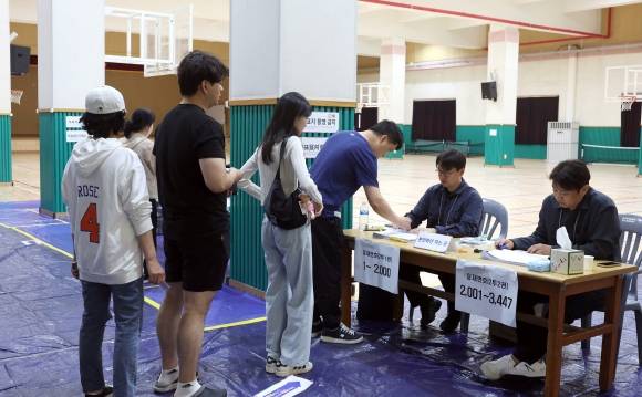 제21대 대통령선거 투표일인 3일 오후 울산 남구 월평초등학교 체육관에 설치된 신정4동 제2투표소에서 유권자들이 투표를 위해 본인확인하고 있다. 2025.6.3. 연합뉴스