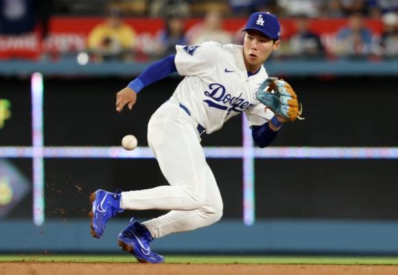 로스앤젤레스 다저스 김혜성이 3일(한국시간) 미국 캘리포니아주 로스앤젤레스 다저스타디움에서 열린 2025 미국프로야구 메이저리그(MLB) 뉴욕 메츠와 홈 경기에서 수비하고 있다. 로이터 연합뉴스