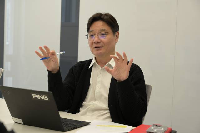 인터뷰를 하고 있는 김종엽 칼스텐 코리아 대표.