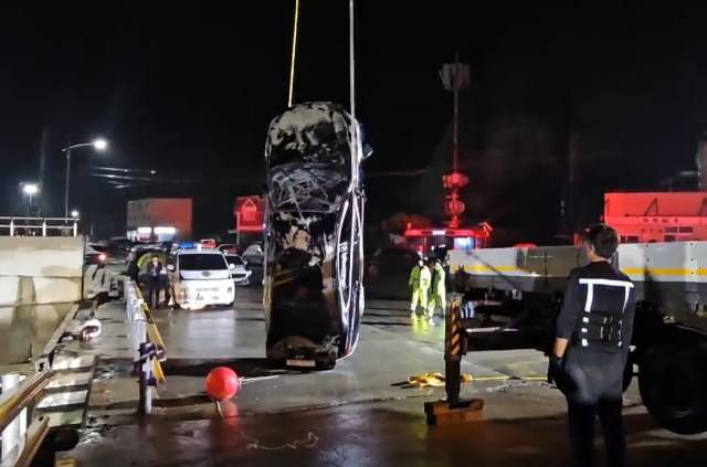 목포해경이 지난 2일 진도군 진도항에서 일가족 4명이 탑승했던 차량을 인양하고 있다. 뉴스1